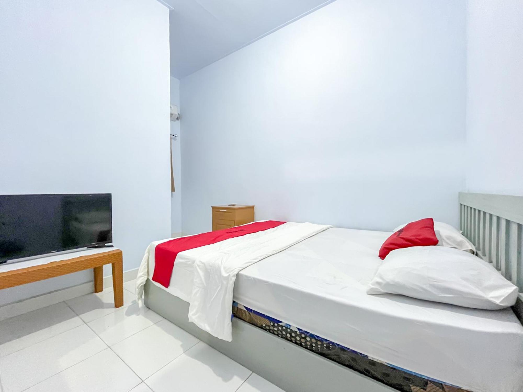 Reddoorz Syariah At Home Ampana Guest House Ampana Kota Exterior photo